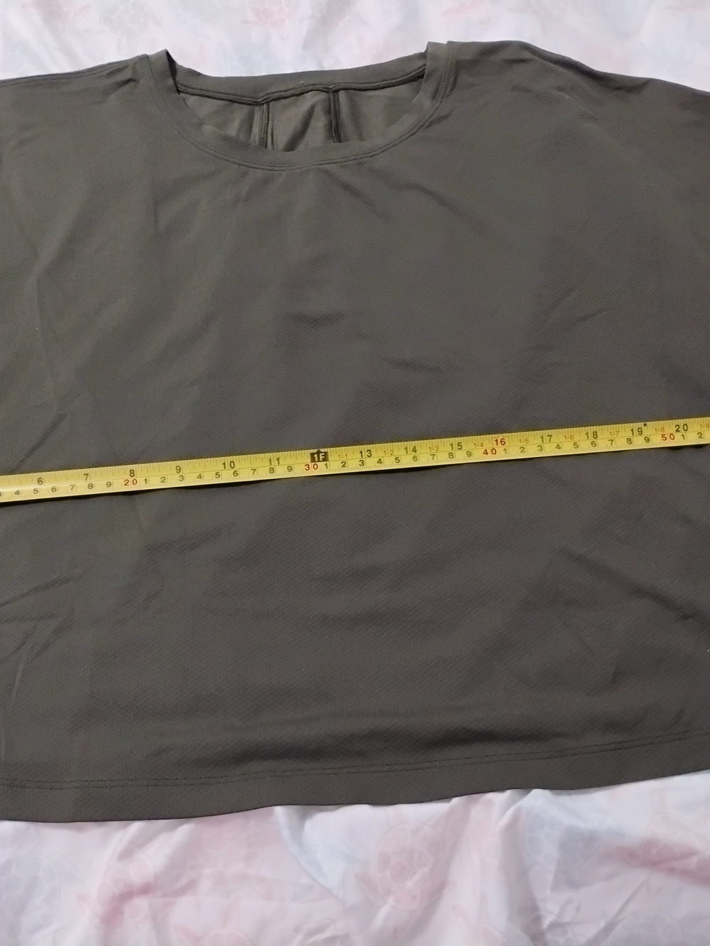 Women’s Lululemon Cropped  Crew Neck Long Sleeve Shirt in Olive Green